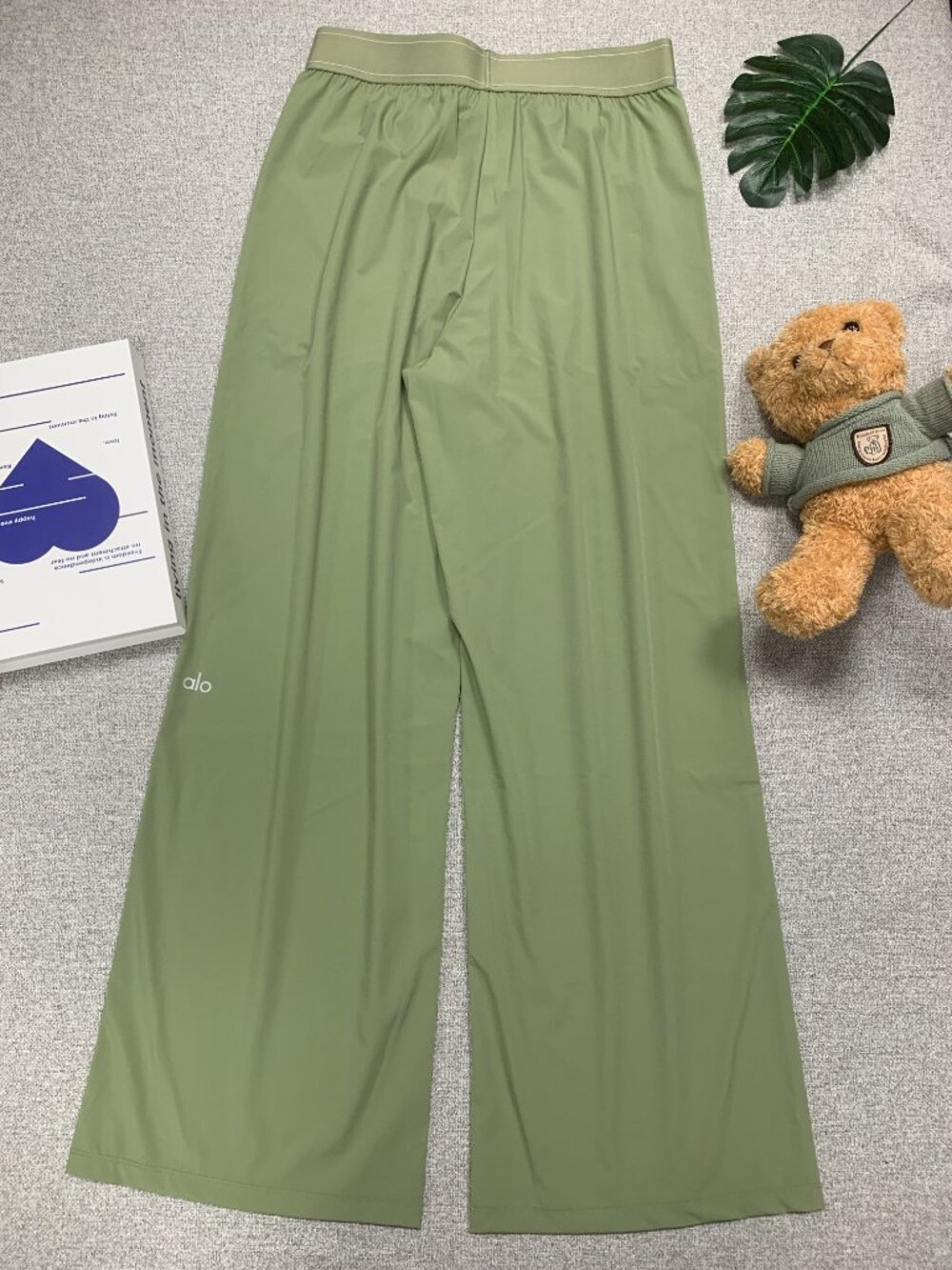 NWT ALO Yoga Dune Grass Trouser🧘♀️Downtown Athleisure Suit Up 30" Inseam - Picture 5 of 10